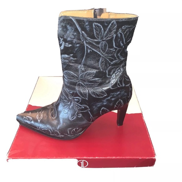 GD -Ankle Leather Boots
Embossed Flowers Zip Up Heel Made In Italy sz 9 - Picture 2 of 7